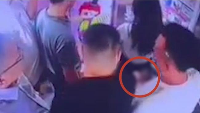 女子独自乘电梯遭咸猪手 警方：涉嫌猥亵已拘留