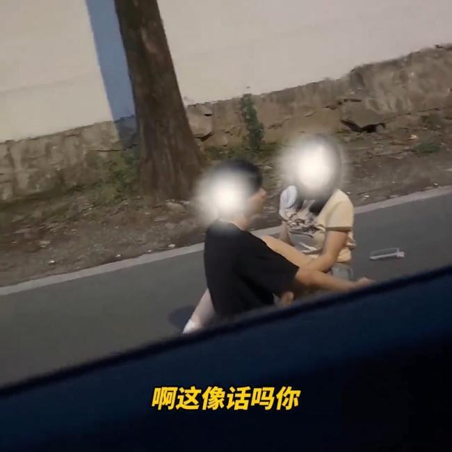 情侣马路上亲热遭怒斥 13秒视频片段曝光网友炸锅