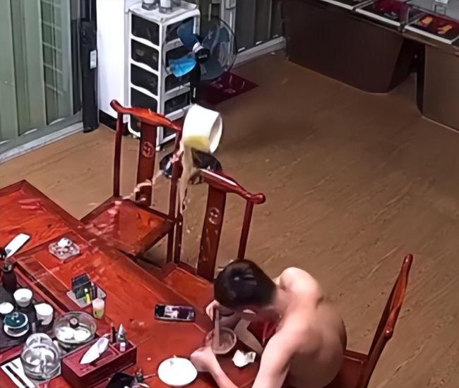 惊险瞬间！打火机放泡面下突然爆炸 接触高温炸飞泡面