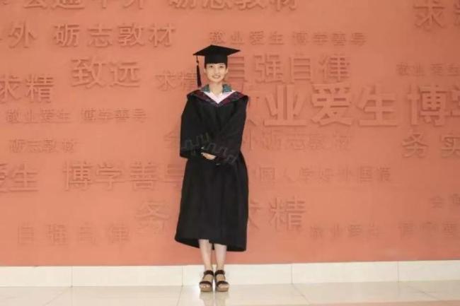 患罕见病女孩拍独自走回家视频走红 网友感动留言为其加油打气