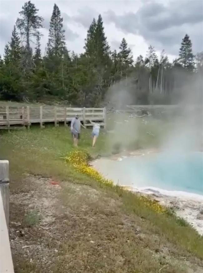 美国黄石公园游客无视规定将手放入78℃温泉中，大叫”好烫”后逃离现场，视频网上疯传