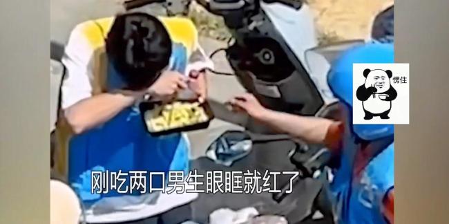 一男孩高考结束后跑外卖攒学费，为省钱吃方便面，同事暖心送饭