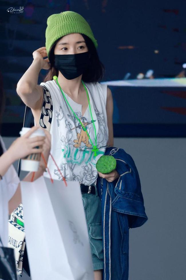 杨幂手拿莲蓬走机场 幂式穿搭真是从来不让人失望