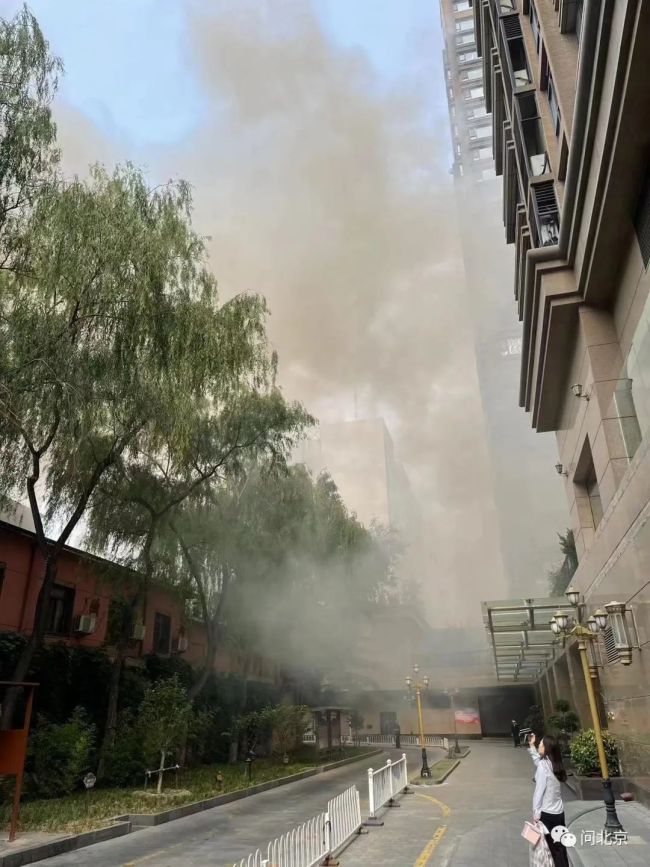 北京一小吃城发生火情：现场有浓烟 商户已被疏散