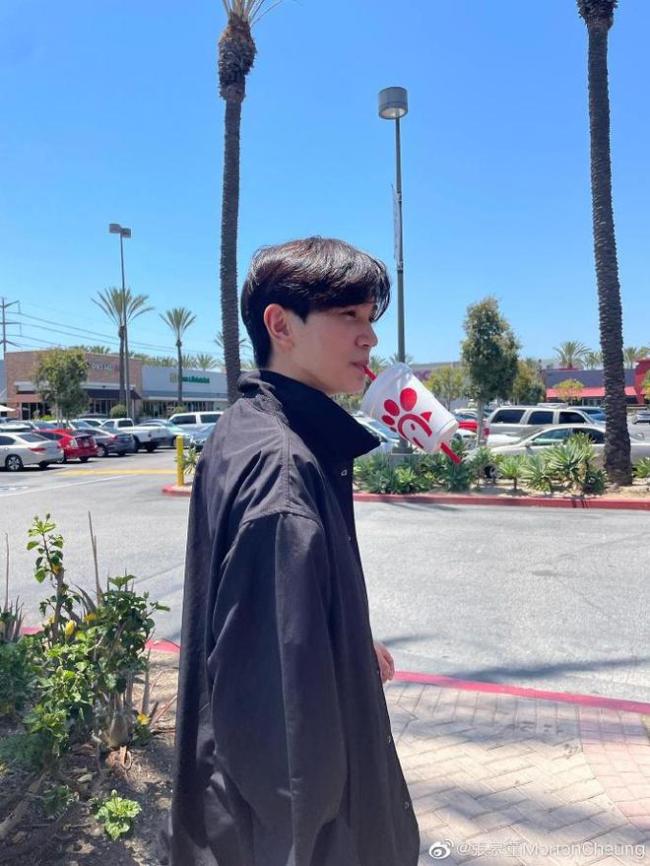 袁咏仪儿子晒近照高大帅气 16岁长成爸妈结合体