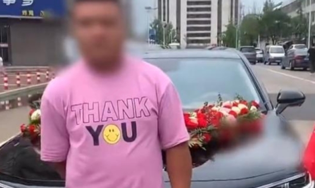 男子用共享单车拦婚车：专业闹喜要钱，20天遇到好几次