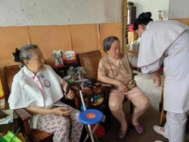 94岁护士奶奶获国际荣誉 仍活跃在志愿服务第一线