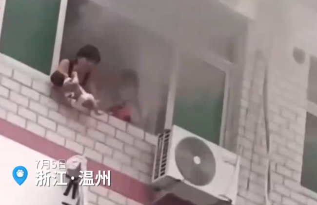 女子火灾中扔下婴儿被路人合力接住 网友：接住就好，心都紧了