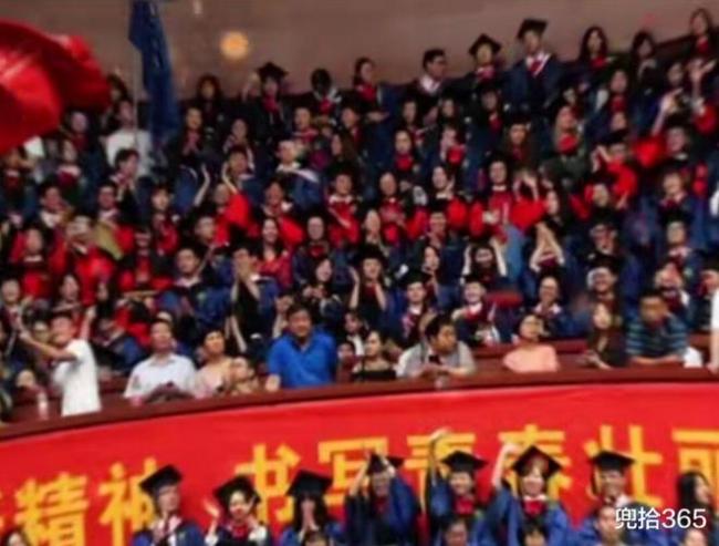女生毕业典礼求婚黑人留学生，单膝跪地献花