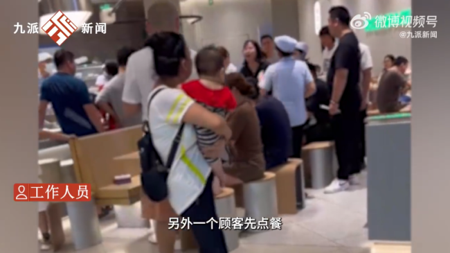 上海一餐厅两女子为抢座用餐具互砸 餐馆谈两女子用餐具互殴