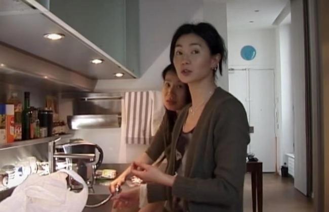 张曼玉晒巴黎生活：豪宅内素颜下厨做饭 貌美不输当年