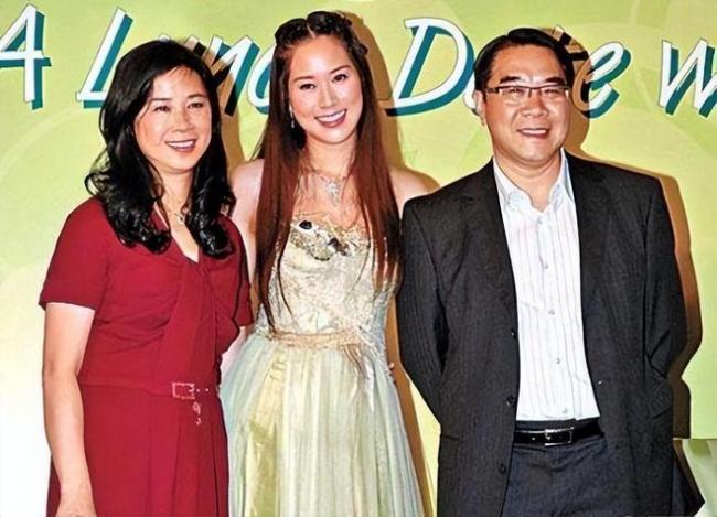 香港老牌富豪都很看重命理玄学,彭雪芳特意在女儿徐子淇出生前,去找了