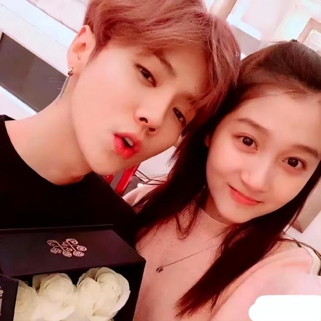 关晓彤现身鹿晗演唱会两人同框无交流怕被发现遮挡严实