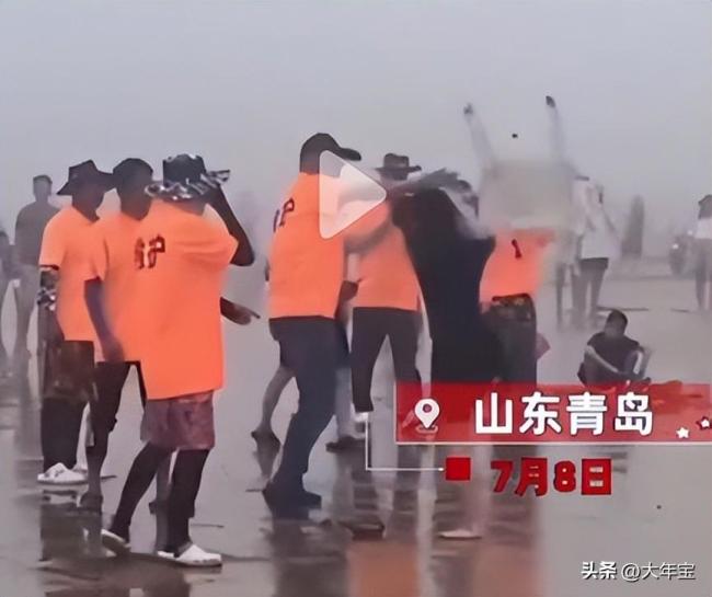 女子大闹青岛海水浴场 女子直接拿起身边的白色的椅子朝着工作人员就抡了上去