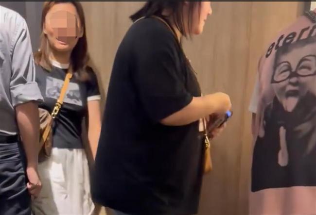 5女子以女厕难等为由进餐厅男厕 众多网友一片热议