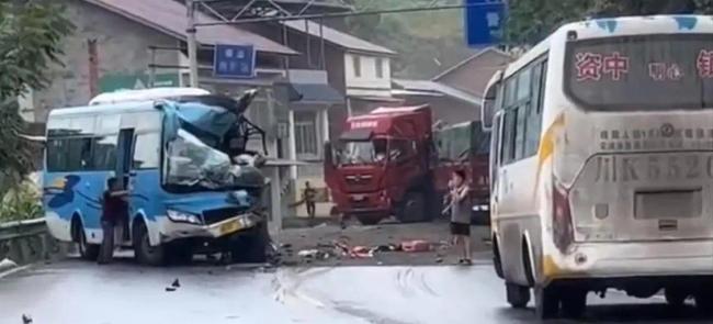 四川资中一客车被货车撞瘪，客车头部受损严重，至少20多人受伤