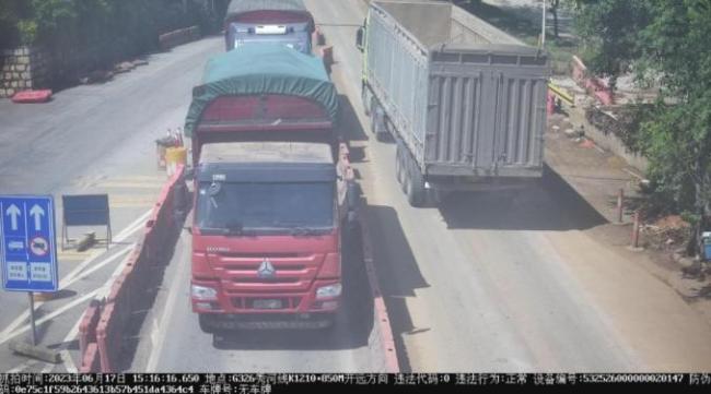 货车司机疑故意污损车牌 交警依法查处“歪脑筋”