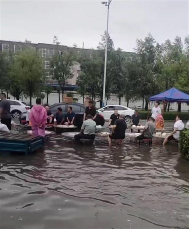 下暴雨宾客坐积水中吃席，因为是办白事没法换地方