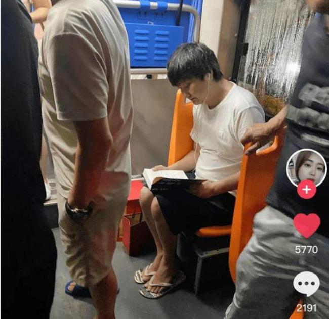 王大治西安坐公交被偶遇 沉浸读书放下娱乐圈浮华