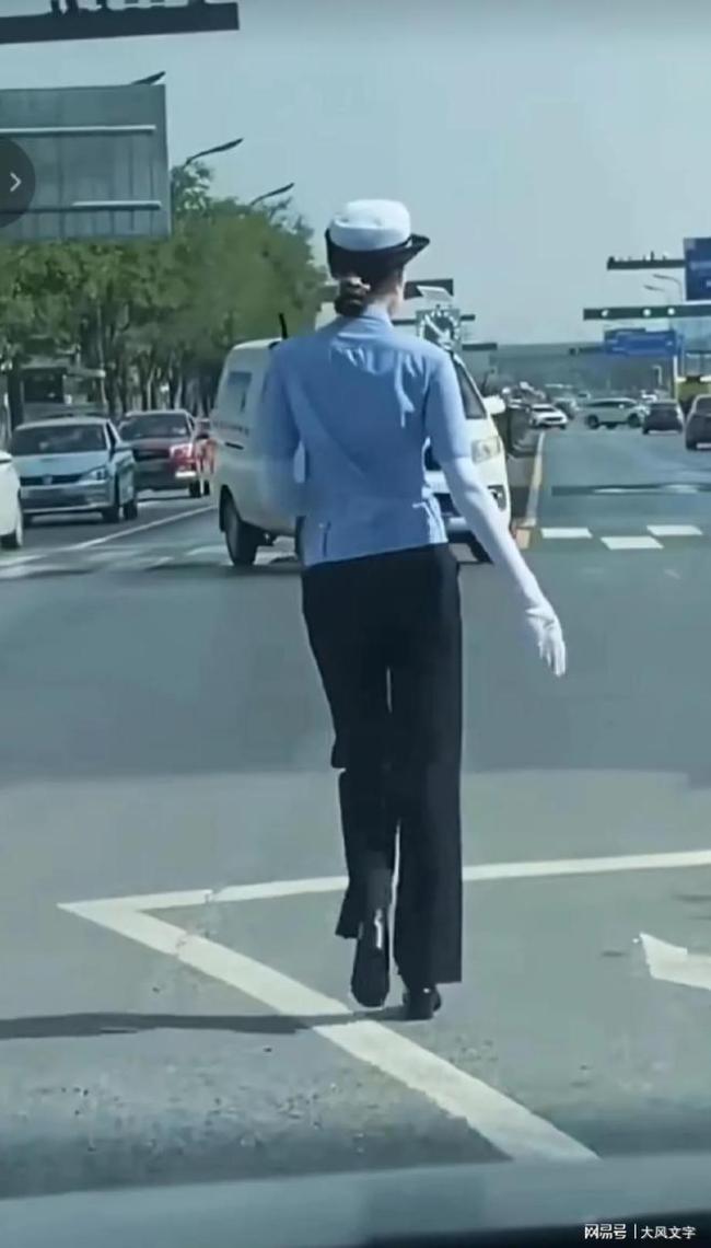 女交警工作时走模特步：边走路边扭屁股