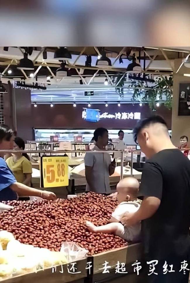 男子把小孩放进超市红枣堆玩耍 超市回应：计划更换产品