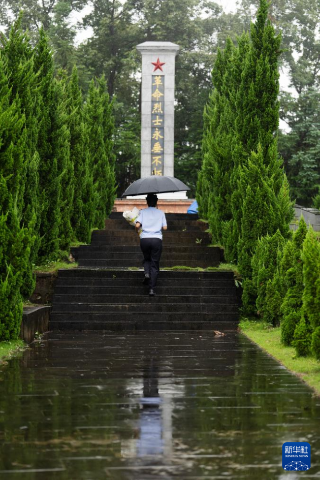 禁毒烈士妹妹追着毒贩跃入深沟：如果人生可以重来，我愿同你一起去完成当年那天的缉毒任务