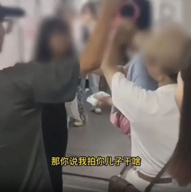 地铁偷拍事件再上热搜 重庆地铁回应女孩被打伤