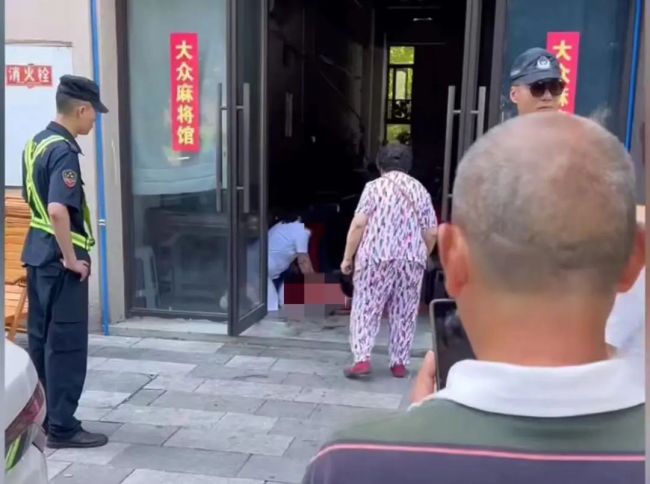 男子麻将馆内持刀伤人致1死1伤 重庆警方通报：已被刑拘