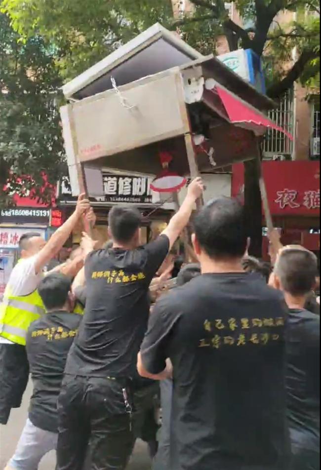 长沙网红夜市发生冲突摊子被掀翻 是附近小区业主想参与夜市经营引发纠纷