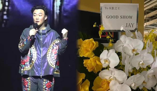 陈奕迅被歌迷喊话加唱：学学伍佰老师起个头我们自己来，下个十年还想听到你的演唱会