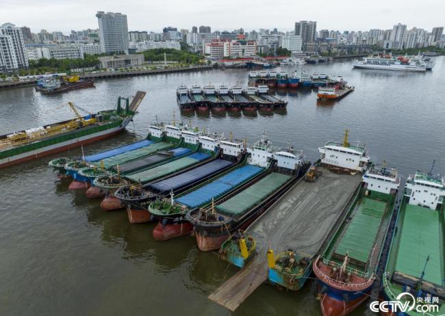 海口：台风“泰利”来袭 船只回港避风