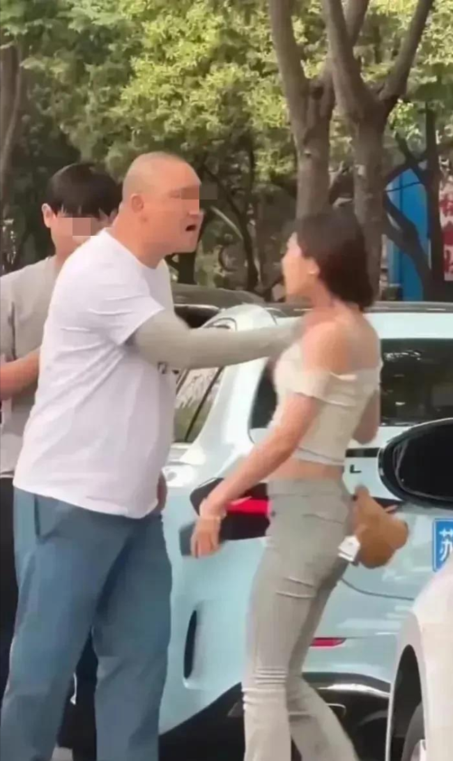 南京男子街头打人引热议：女子牙齿被打掉，血流如注！