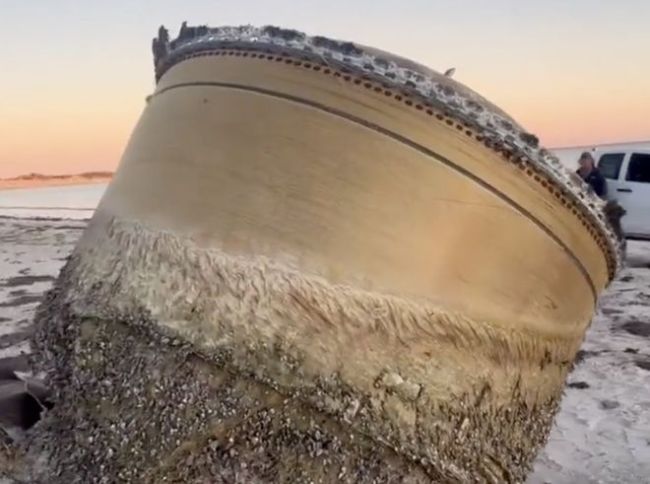 神秘圆柱体出现在澳大利亚海滩！专家推测或是印度火箭坠落部件