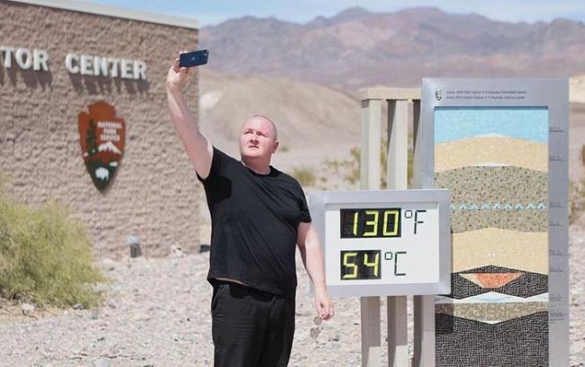 美国死亡谷逼近世界高温纪录 游客热情高温也难挡