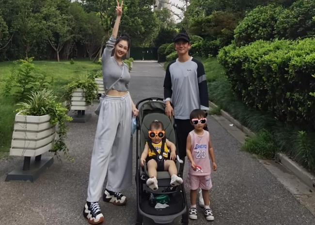 苗苗郑恺一家四口出游 苗苗罕见穿露脐装大秀好身材