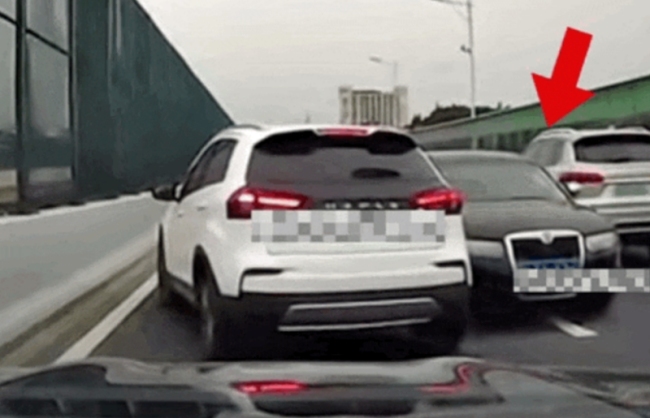 上海一轿车逆行连碰三车