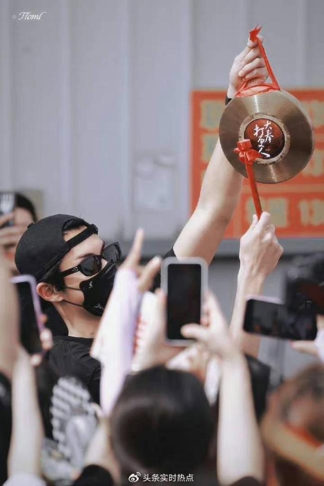 王鹤棣品牌为剧组做组服 细节满分