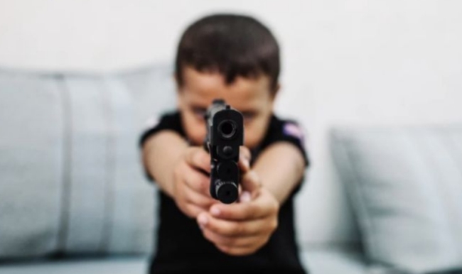 美国1岁女童被3岁哥哥枪杀，子弹击中妹妹头部