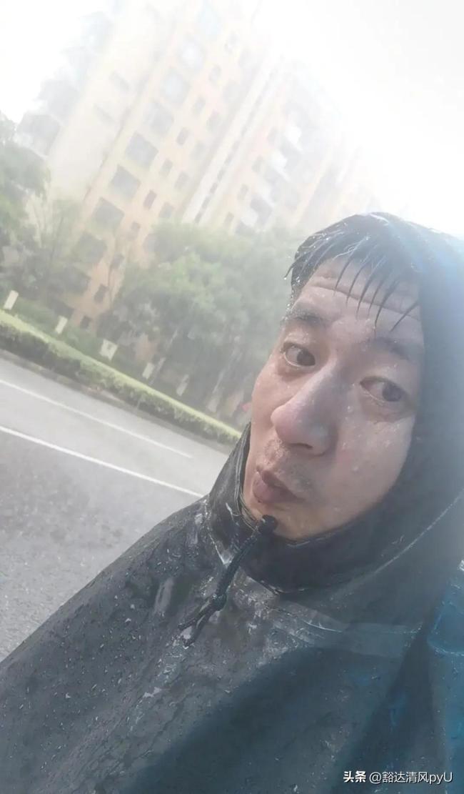 张雪峰呼吁关爱外卖员 他们也是我们生活中的英雄 请大家关爱下雨天的外卖员