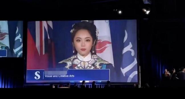 中国留学生穿汉服谢师恩，与外国老师相互作揖，现场响起热烈掌声