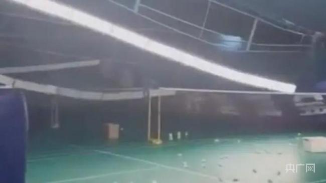 上海一体育场馆因暴雨屋顶坍塌 相关部门：确有此事 已停业整顿