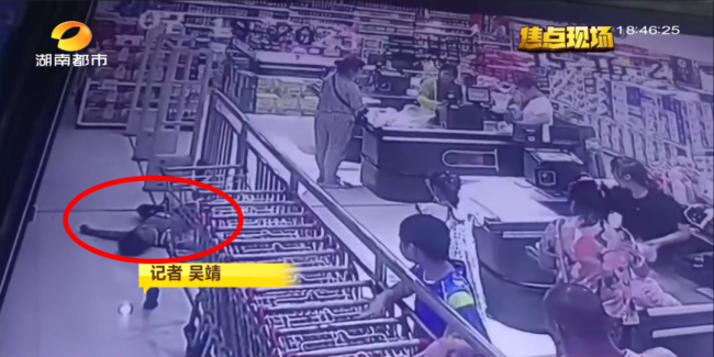 四岁男童超市内疑似触电，静止40秒后瘫倒在地！