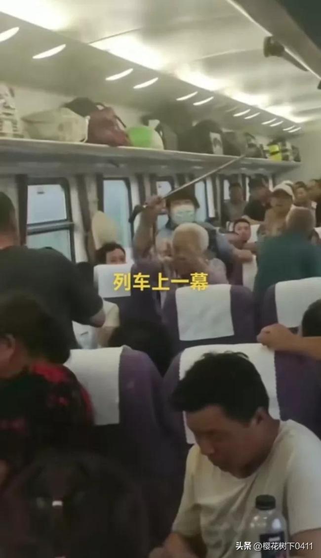 年轻男子被老太拿拐杖打好几下，气不过还击，老太一下倒了
