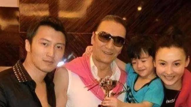 港媒曝86岁谢贤病危入ICU！面色蜡黄呼吸困难，谢霆锋紧急返港