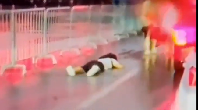 上海一男子在漫展外突然晕倒，穿COS服的医生跪地救人