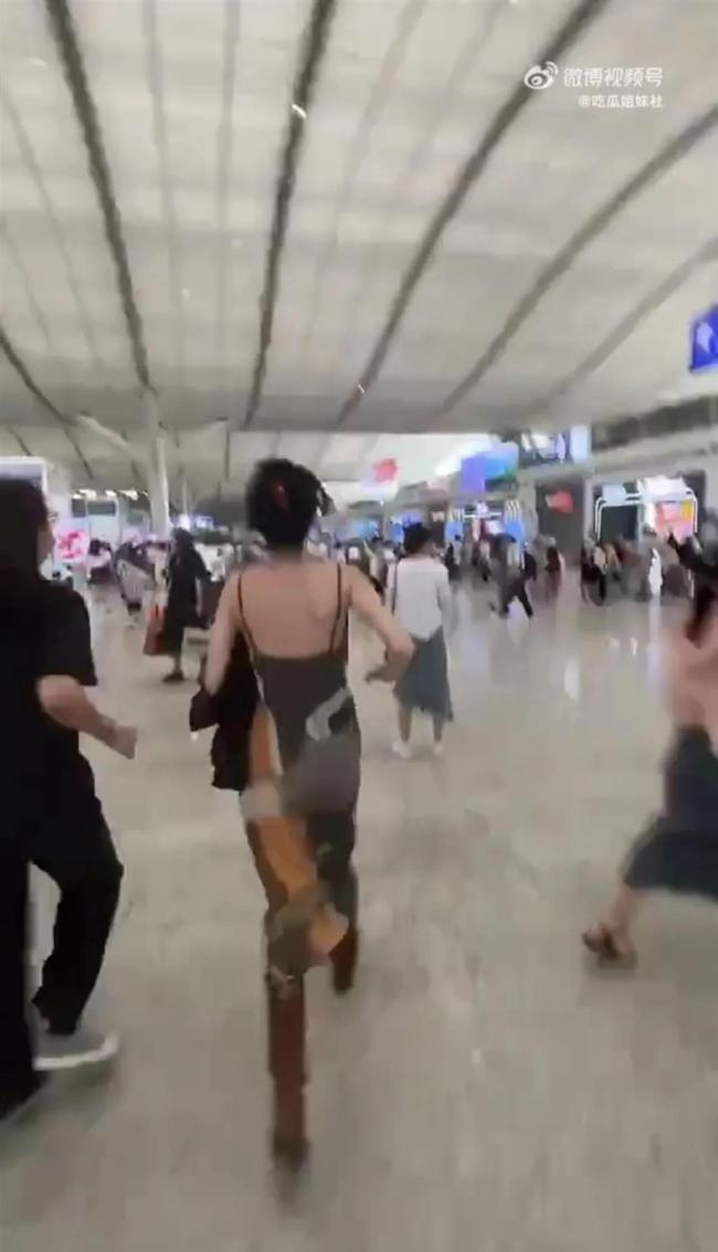 网友高铁站遇迪丽热巴,大热天给粉丝买水喝获赞
