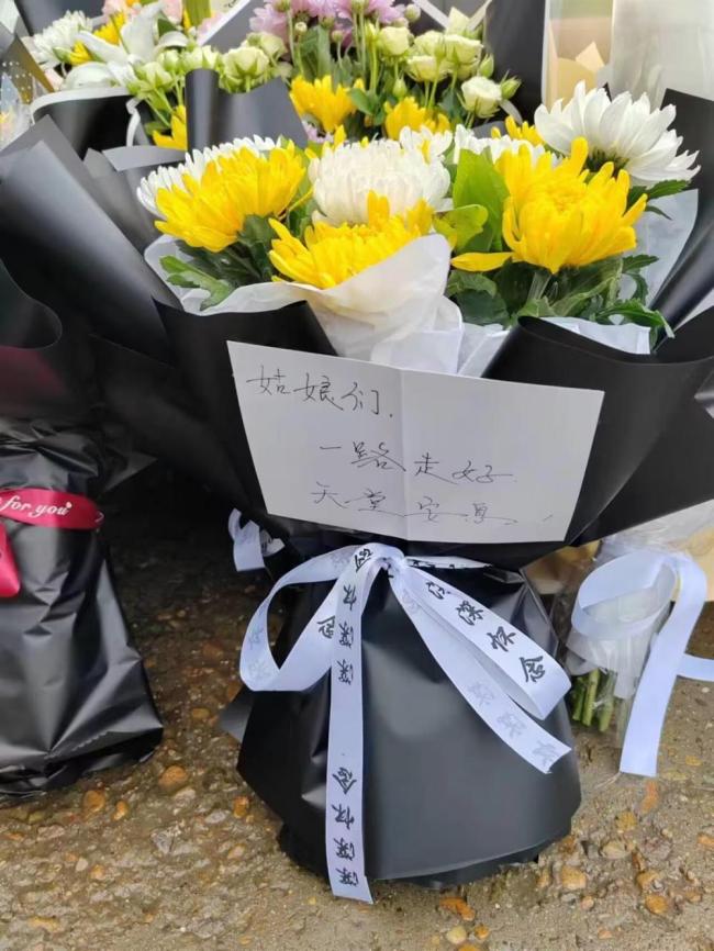 齐齐哈尔市民悼念遇难者 市民到34中门口献花哀悼
