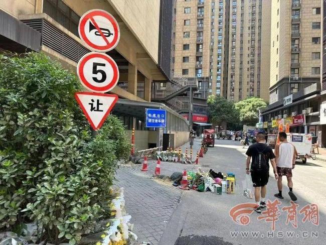 三岁男童在地库出口被撞抢救无效去世 父亲在事发地蹲了好几天不肯离去