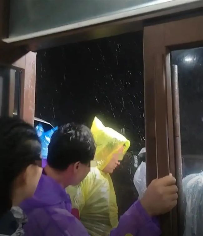 游客称在泰山避雨被收费，网友态度不一