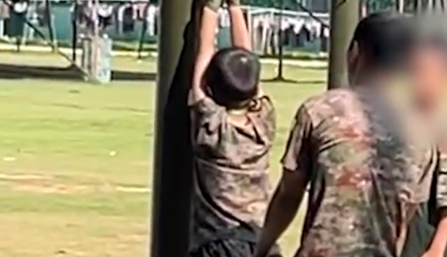 夏令营男孩双手被绑挂在铁柱上疑似被体罚 官方回应：那是练臂力的特定训练